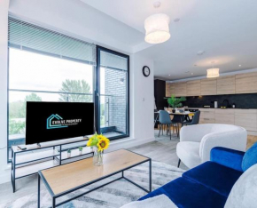 Sleeps 6, Stylish 2 Bedroom Apartment in Old Trafford, Balcony, Smart TVs, Long Term Disc
